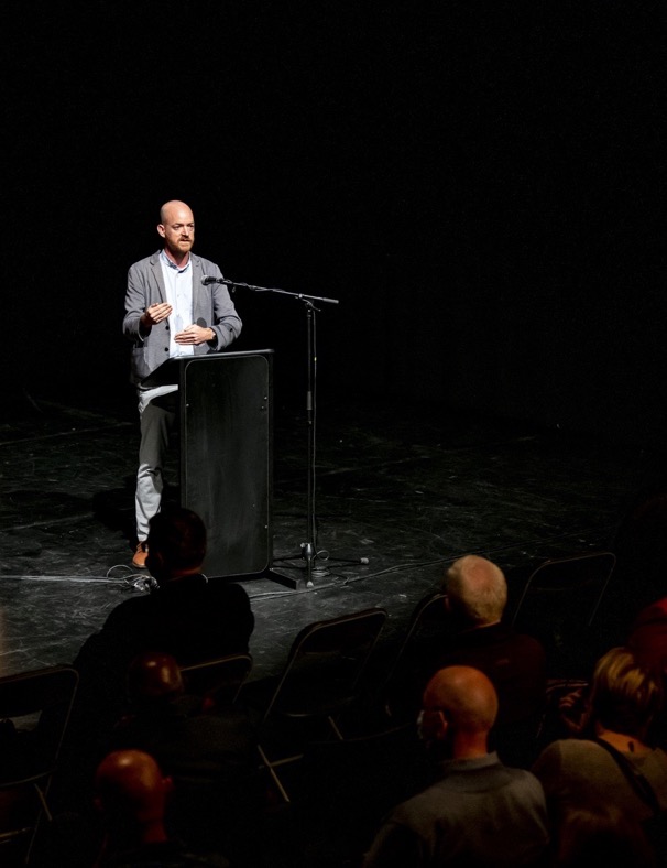 Tom Kenis speaking at the opening of the Bacongo Limburg exhibition
